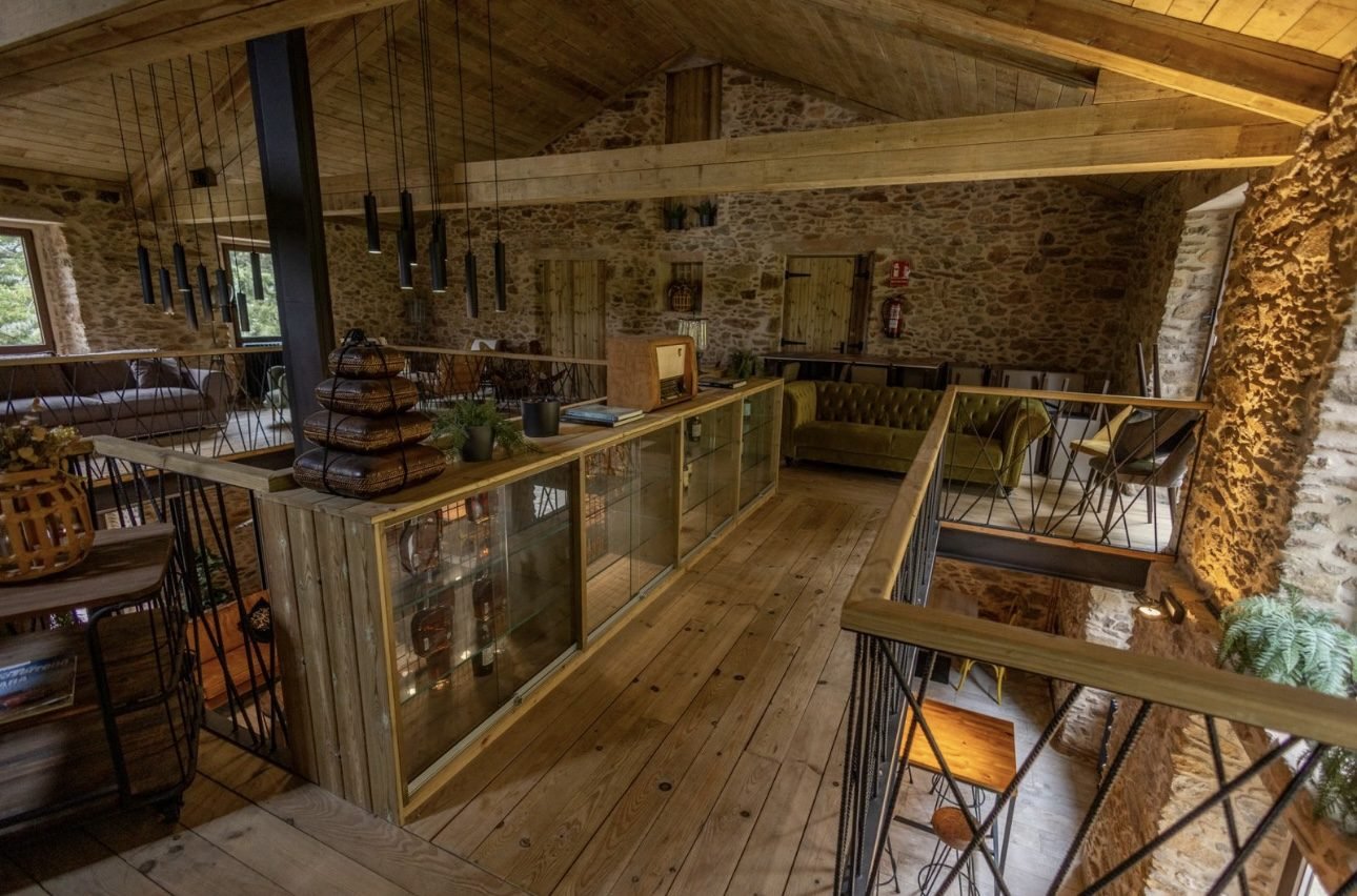 Espacio interior revestido de madera con la bodega acristalada
